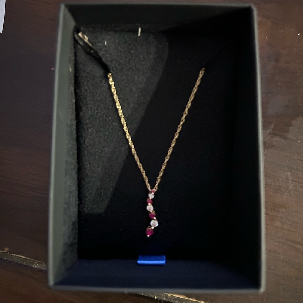 Elegant Gold and Red Pendant Necklace